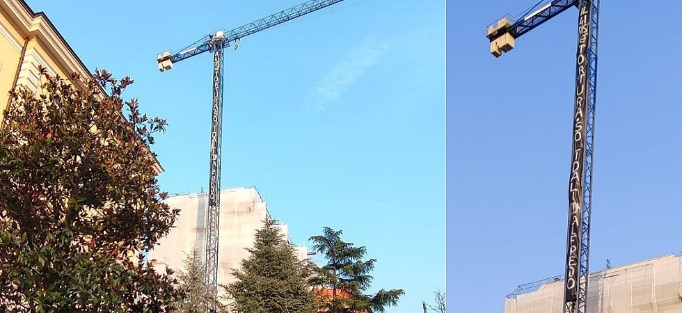 La protesta 'acrobatica' degli anarchici a Rovereto: a decine di metri su una gru lo striscione contro il 41bis